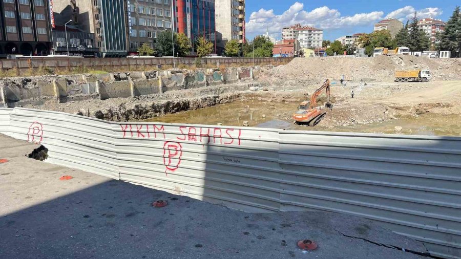 İnşaatın Yanındaki Yolda Göçük Meydana Geldi