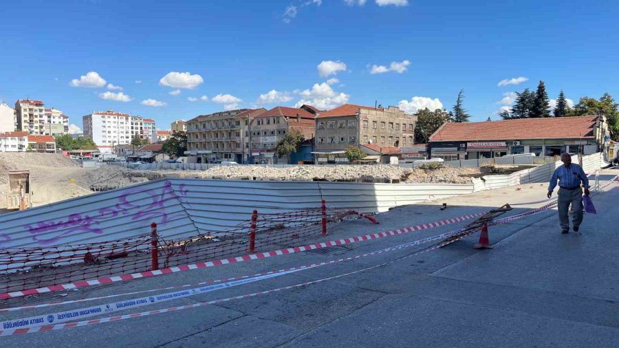 İnşaatın Yanındaki Yolda Göçük Meydana Geldi