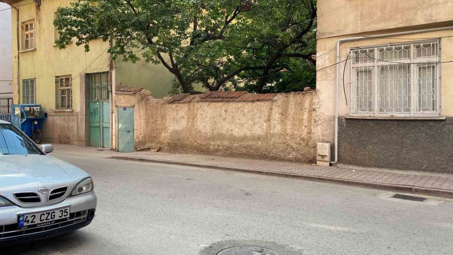 Konya’da Bir Evin Bahçesinde Toprağa Gömülü Kadın Cesedi Bulundu