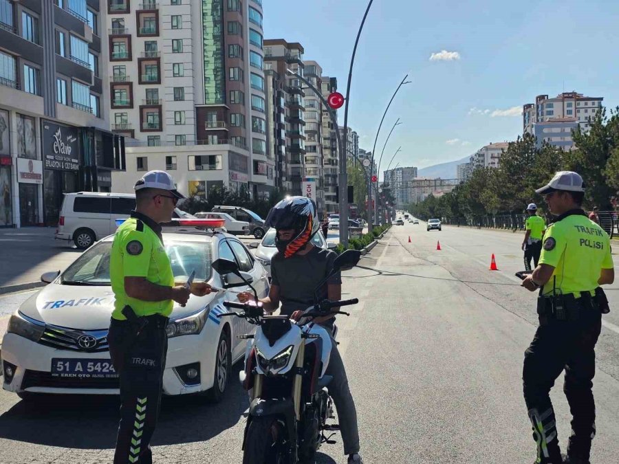 Niğde’de 1 Ayda 750 Motosiklet Sürücüsü Denetlendi, 60 Motosiklet Trafikten Men Edildi