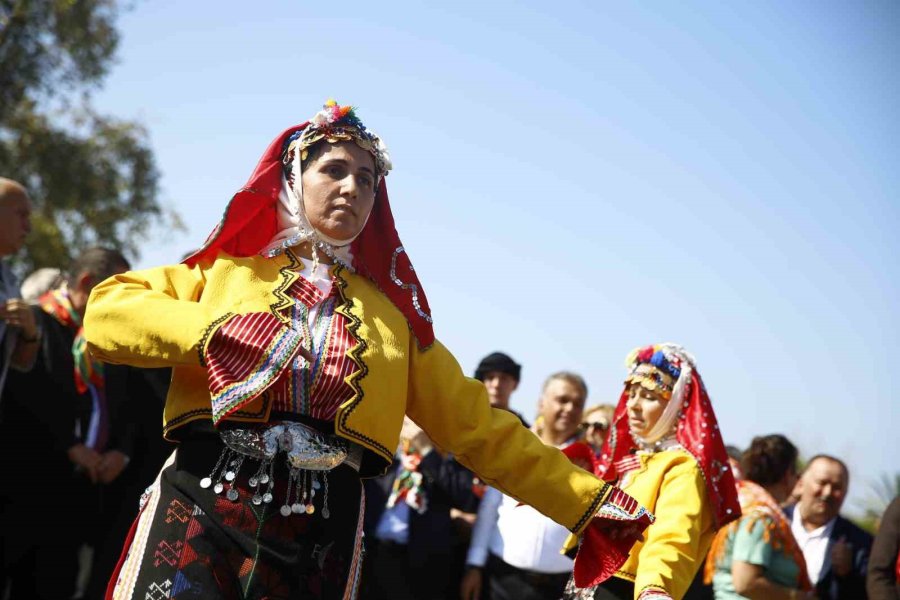 Antalya Caddeleri Yörük Göçü’yle Şenlendi