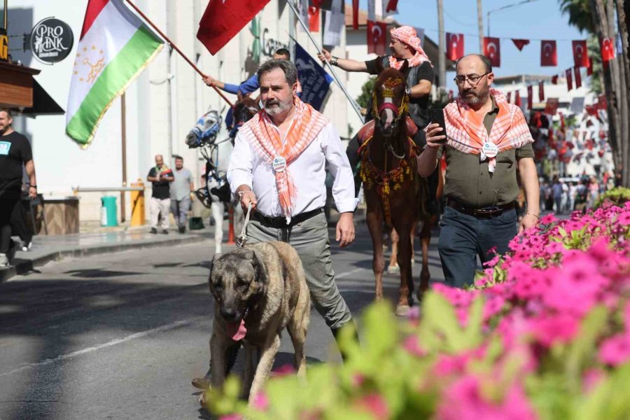 Antalya Caddeleri Yörük Göçü’yle Şenlendi