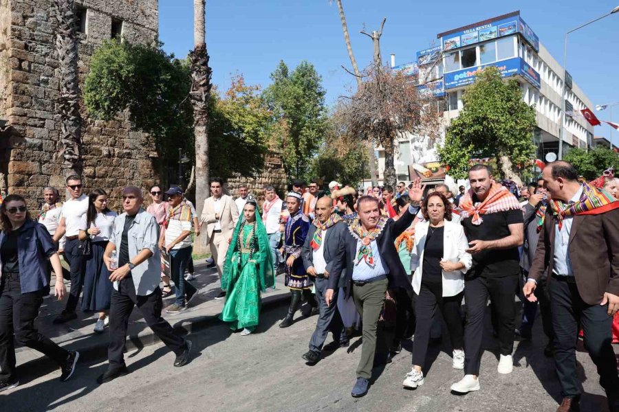 Antalya Caddeleri Yörük Göçü’yle Şenlendi