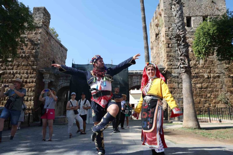 Antalya Caddeleri Yörük Göçü’yle Şenlendi