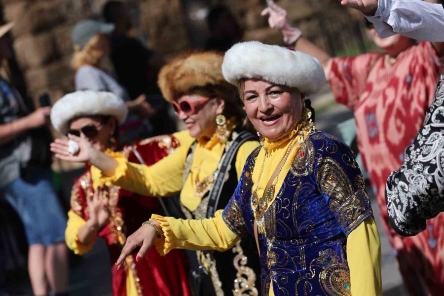 Antalya Caddeleri Yörük Göçü’yle Şenlendi