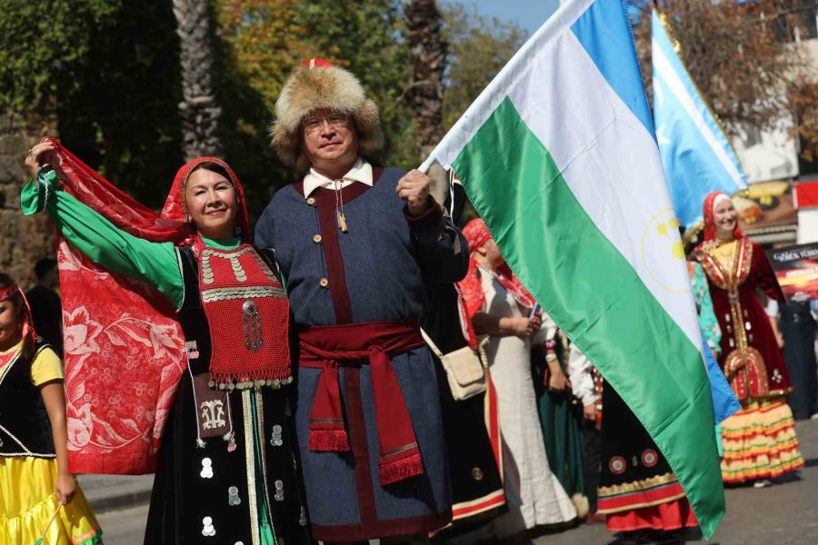 Antalya Caddeleri Yörük Göçü’yle Şenlendi