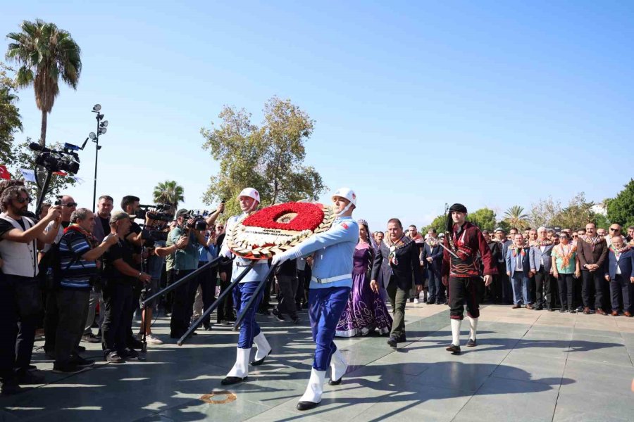 Antalya Caddeleri Yörük Göçü’yle Şenlendi