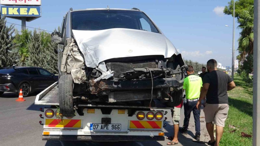 Antalya’da Hafif Ticari Araç Aydınlatma Direğine Çarptı, Sürücü Yara Almadan Kurtuldu