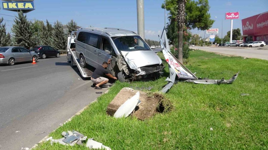 Antalya’da Hafif Ticari Araç Aydınlatma Direğine Çarptı, Sürücü Yara Almadan Kurtuldu