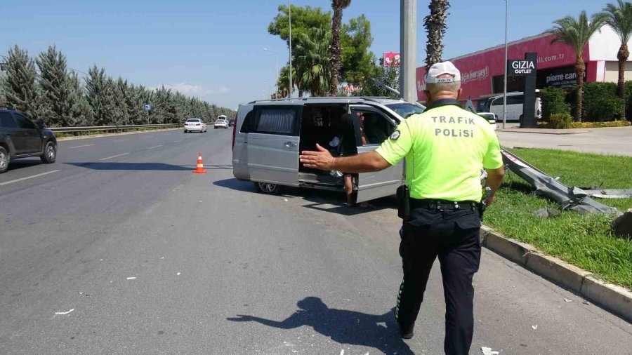 Antalya’da Hafif Ticari Araç Aydınlatma Direğine Çarptı, Sürücü Yara Almadan Kurtuldu