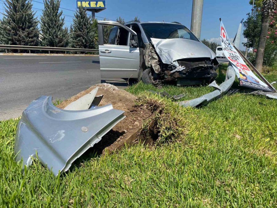 Antalya’da Hafif Ticari Araç Aydınlatma Direğine Çarptı, Sürücü Yara Almadan Kurtuldu