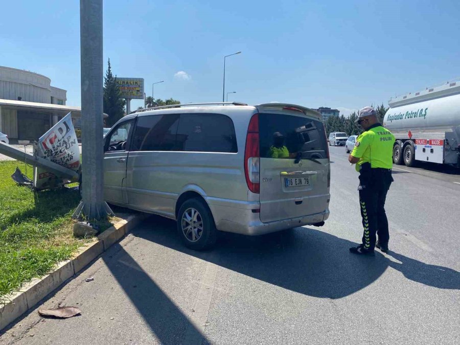 Antalya’da Hafif Ticari Araç Aydınlatma Direğine Çarptı, Sürücü Yara Almadan Kurtuldu