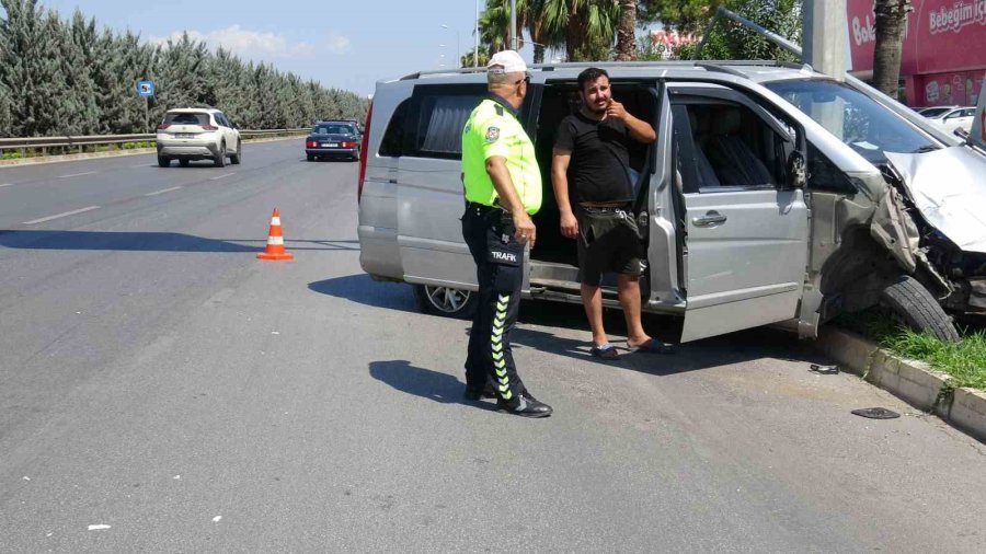 Antalya’da Hafif Ticari Araç Aydınlatma Direğine Çarptı, Sürücü Yara Almadan Kurtuldu