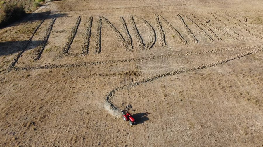 Funda Arar Hayranlığı Tarlaya Traktörle İsim Yazdırdı