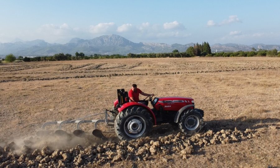 Funda Arar Hayranlığı Tarlaya Traktörle İsim Yazdırdı