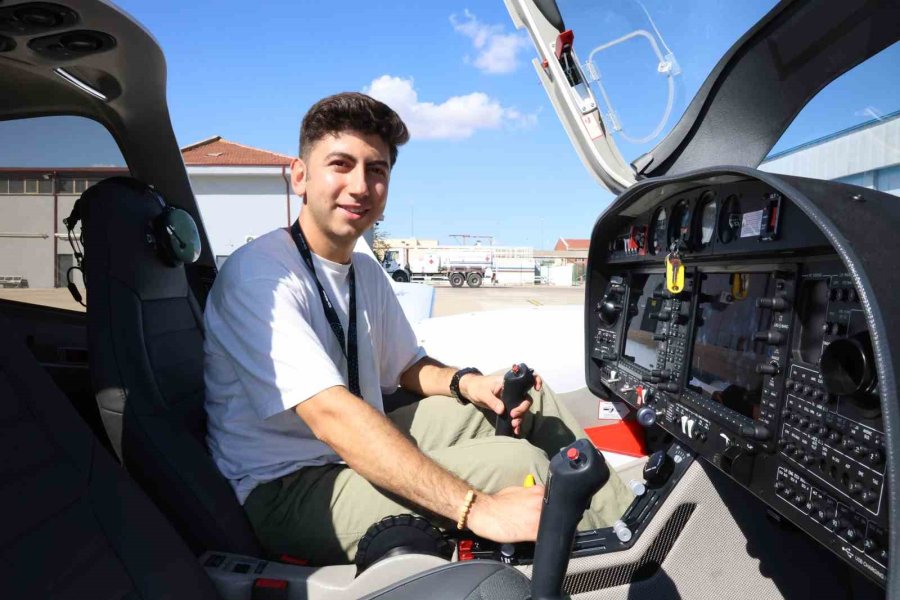 Eskişehir Teknik Üniversitesinin Yeni Gözbebekleri Eğitim Uçakları Öğrencilerle Gökyüzünde