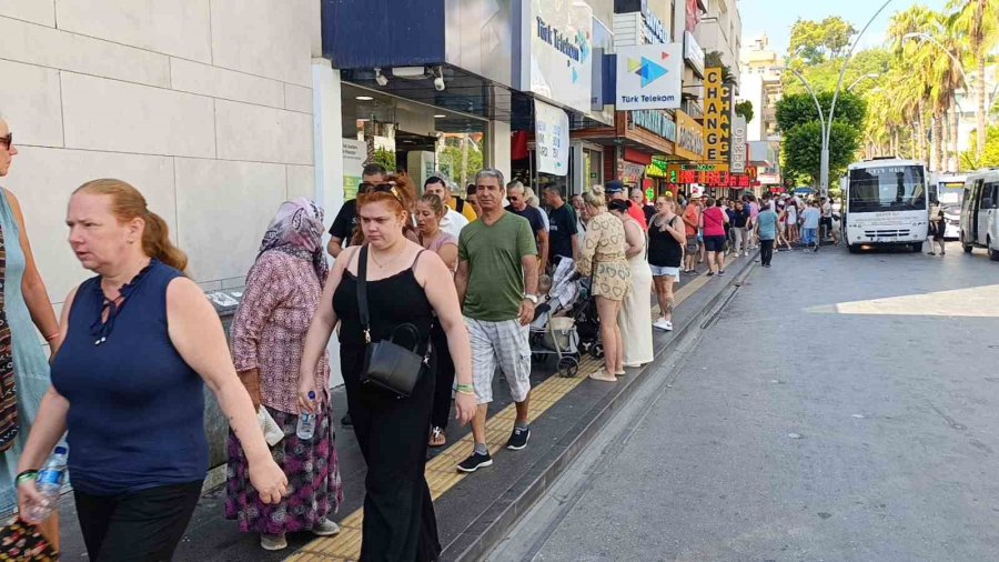 Pazara Turist Yağdı, Esnaf ’alışveriş Yapmıyorlar’ Diye Sitem Etti