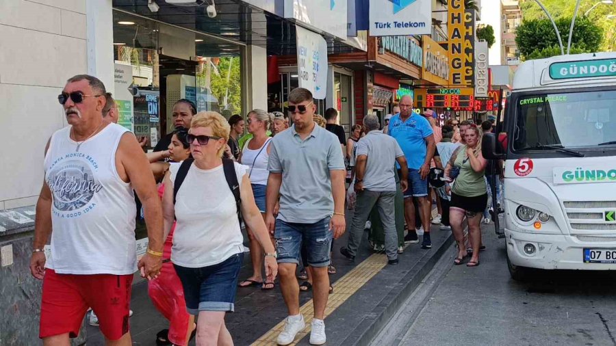 Pazara Turist Yağdı, Esnaf ’alışveriş Yapmıyorlar’ Diye Sitem Etti