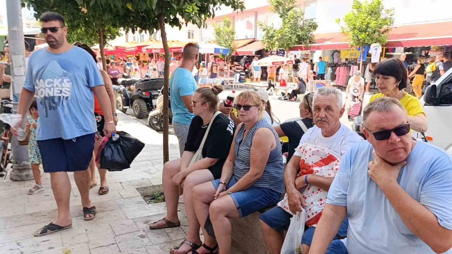 Pazara Turist Yağdı, Esnaf ’alışveriş Yapmıyorlar’ Diye Sitem Etti