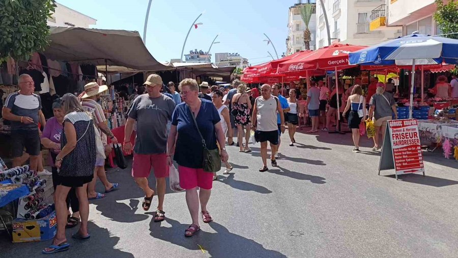 Pazara Turist Yağdı, Esnaf ’alışveriş Yapmıyorlar’ Diye Sitem Etti