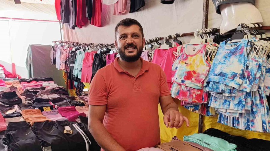 Pazara Turist Yağdı, Esnaf ’alışveriş Yapmıyorlar’ Diye Sitem Etti