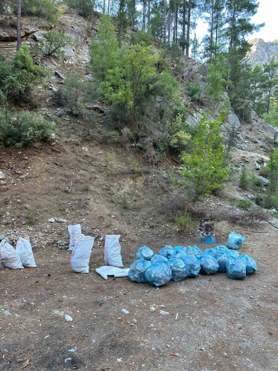 Piknik Yapanların Ormanlık Alanda Bıraktığı Çöpleri Temizlediler