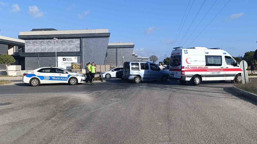 Antalya’da 2 Kişinin Yaralandığı Kaza Güvenlik Kamerasında