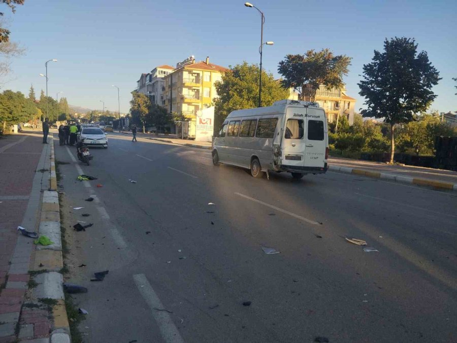 Minibüsle Çarpışan Motosikletin Sürücüsü Hayatını Kaybetti