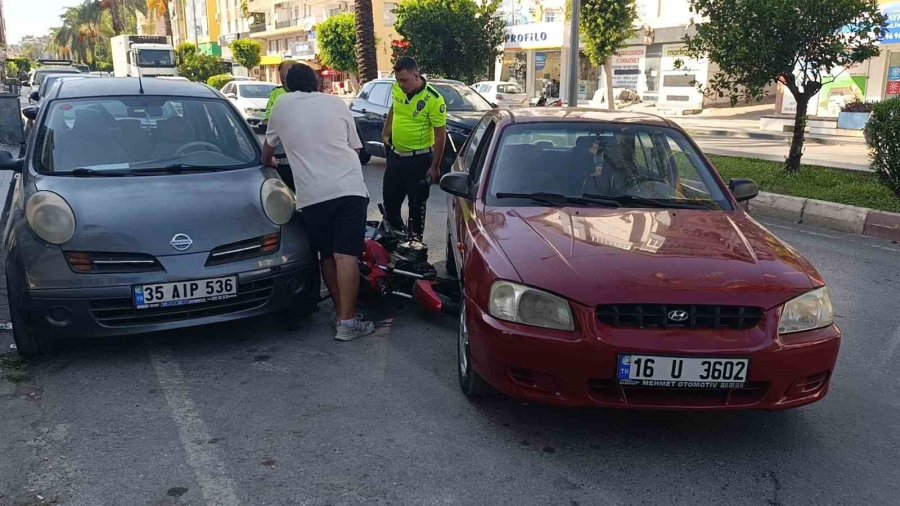 Otomobile Çarpamamak İçin Motosikletinin Direksiyonu Kırdı, Yola Savruldu: 2 Yaralı