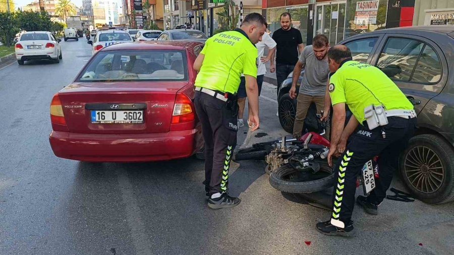 Otomobile Çarpamamak İçin Motosikletinin Direksiyonu Kırdı, Yola Savruldu: 2 Yaralı