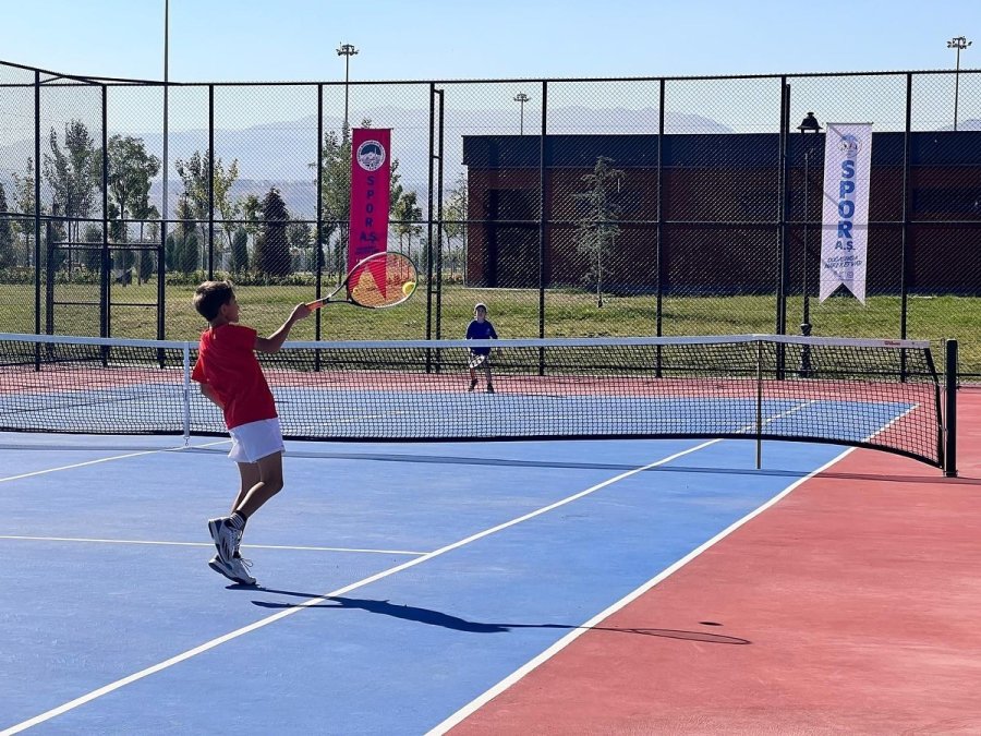 Kayseri Büyükşehir, 12 Yaş Hafta Sonu Tenis Turnuvası’na Ev Sahipliği Yapıyor