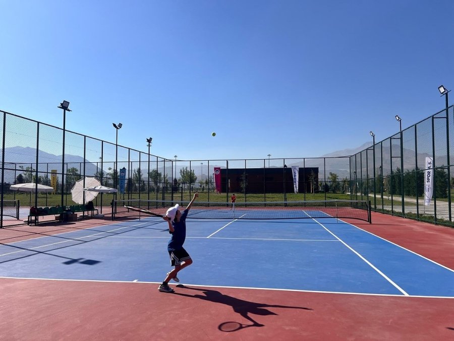 Kayseri Büyükşehir, 12 Yaş Hafta Sonu Tenis Turnuvası’na Ev Sahipliği Yapıyor