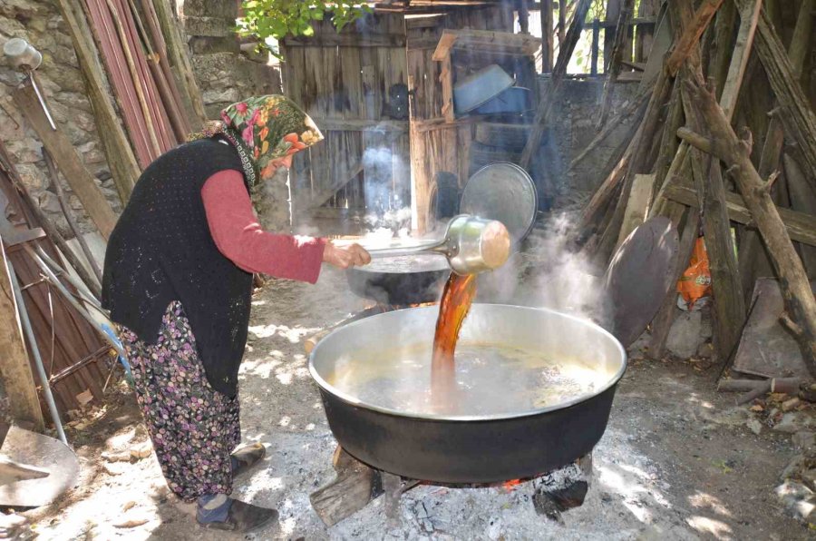 Antalya’da Pekmez Kazanları Kaynamaya Başladı