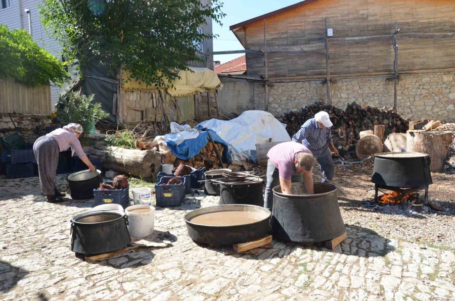 Antalya’da Pekmez Kazanları Kaynamaya Başladı