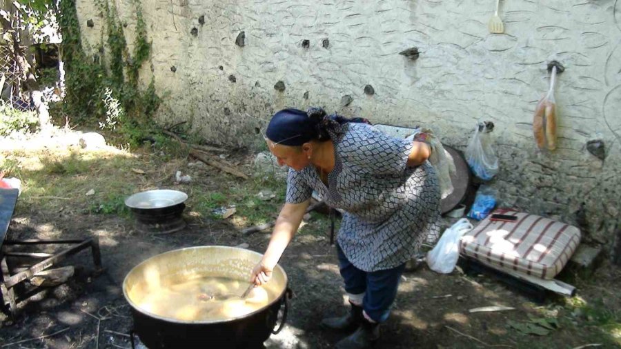 Antalya’da Pekmez Kazanları Kaynamaya Başladı