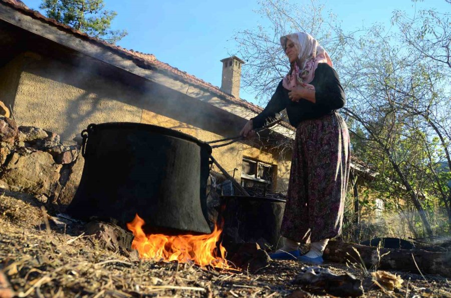 Antalya’da Pekmez Kazanları Kaynamaya Başladı