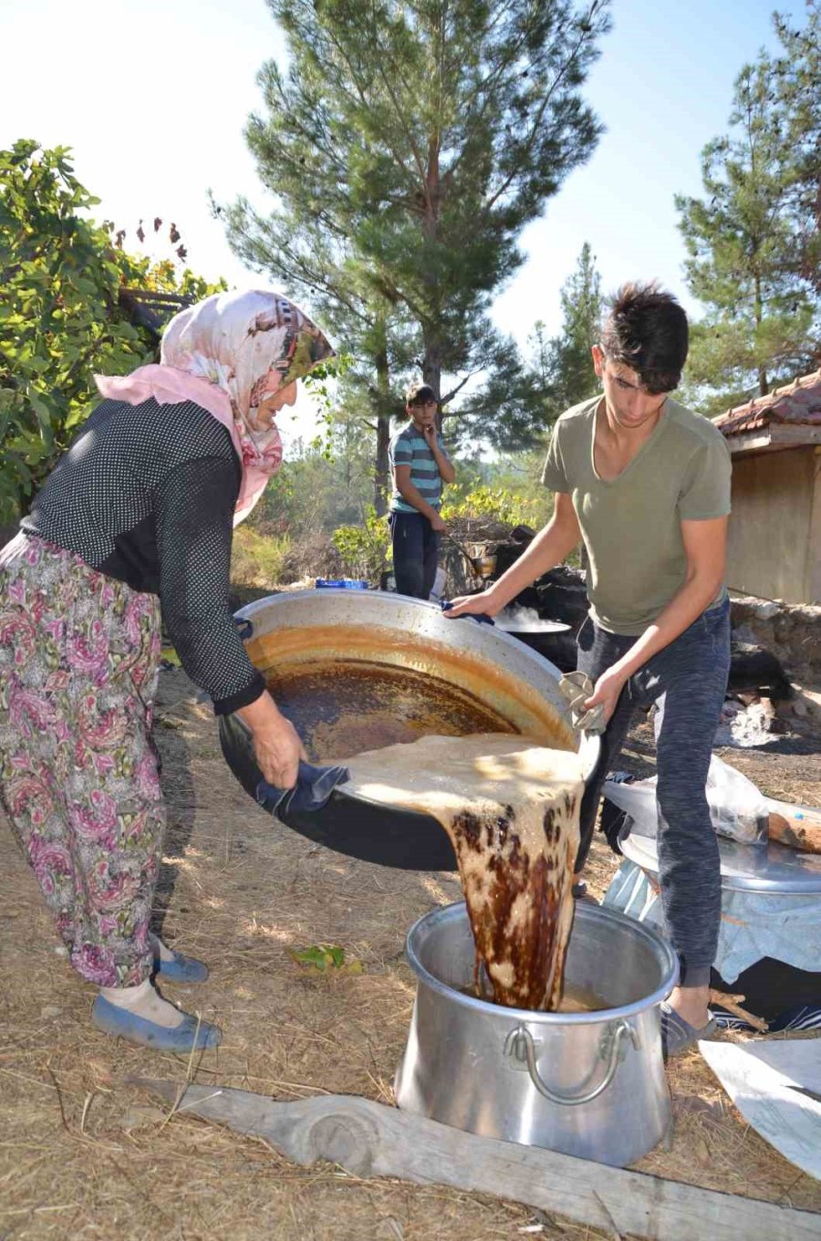 Antalya’da Pekmez Kazanları Kaynamaya Başladı