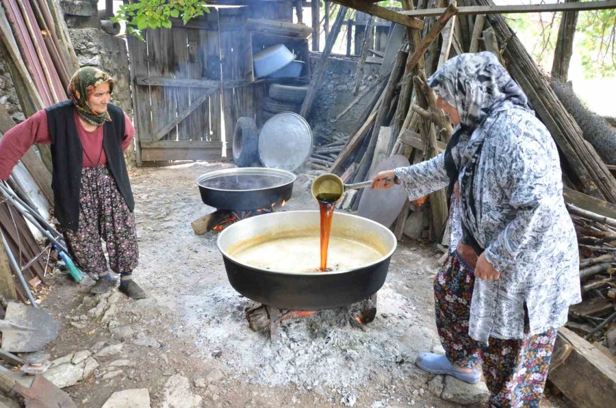 Antalya’da Pekmez Kazanları Kaynamaya Başladı