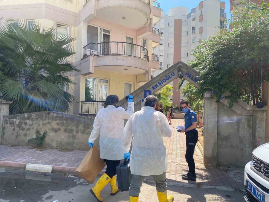 Ölümü Apartmanı Saran Yoğun Kokuyla Ortaya Çıktı, Kızı Gözyaşlarına Boğuldu