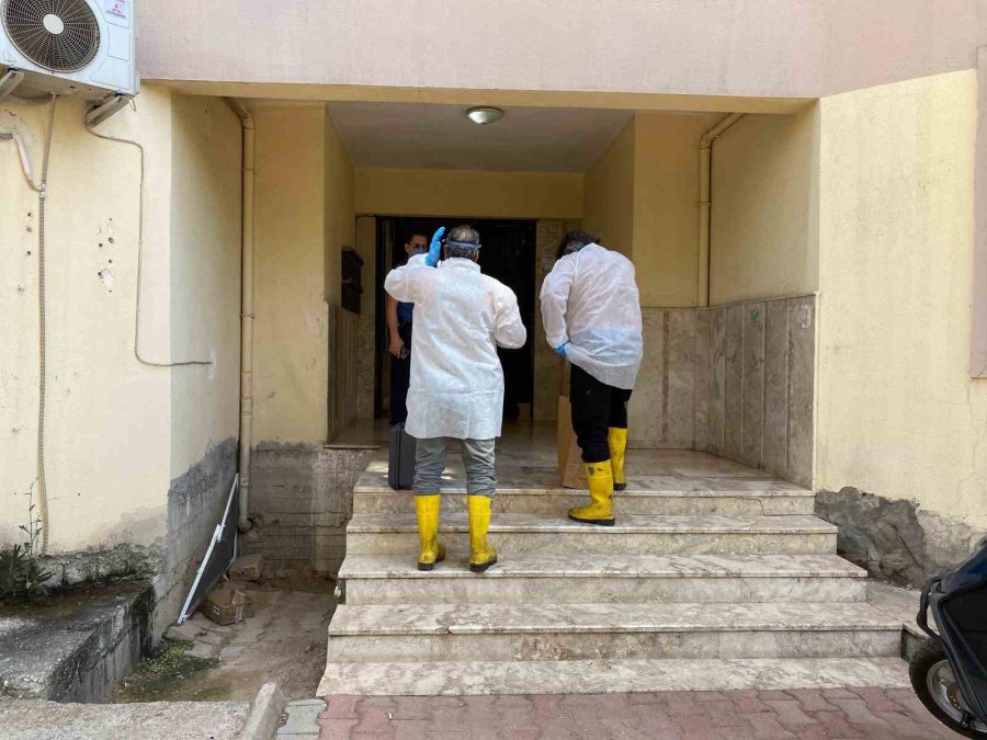 Ölümü Apartmanı Saran Yoğun Kokuyla Ortaya Çıktı, Kızı Gözyaşlarına Boğuldu