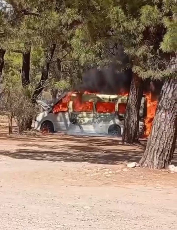 Park Halindeki Tur Minibüsü Alev Alev Yandı