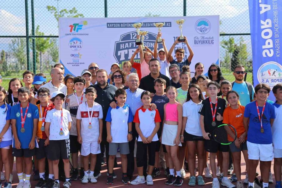 Başkan Büyükkılıç, Ulusal 12 Yaş Hafta Sonu Tenis Turnuvası’nda Sporcularla Buluştu