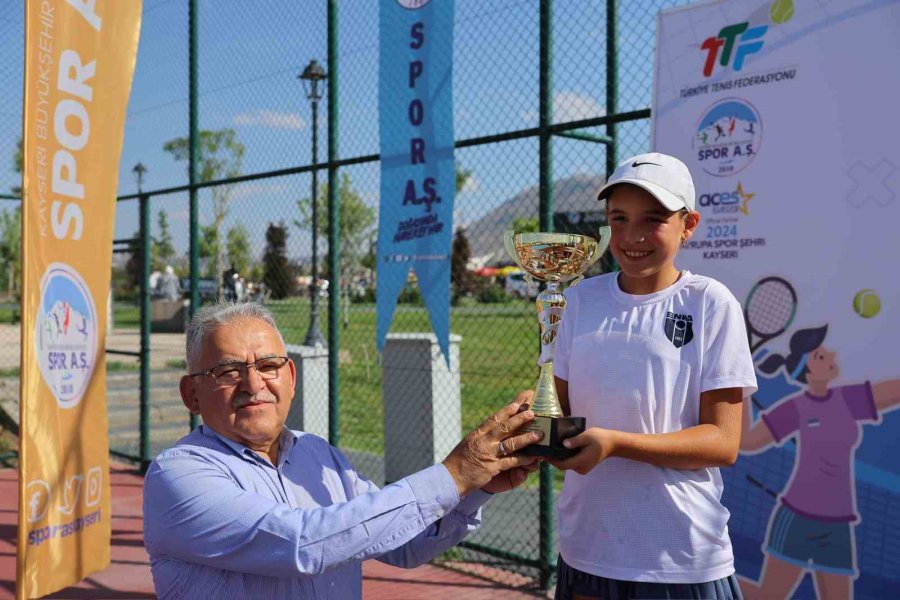 Başkan Büyükkılıç, Ulusal 12 Yaş Hafta Sonu Tenis Turnuvası’nda Sporcularla Buluştu