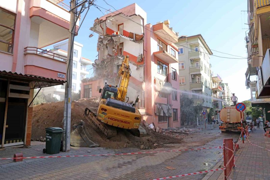 Alanya Belediyesi Metruk Binayı Yıktı