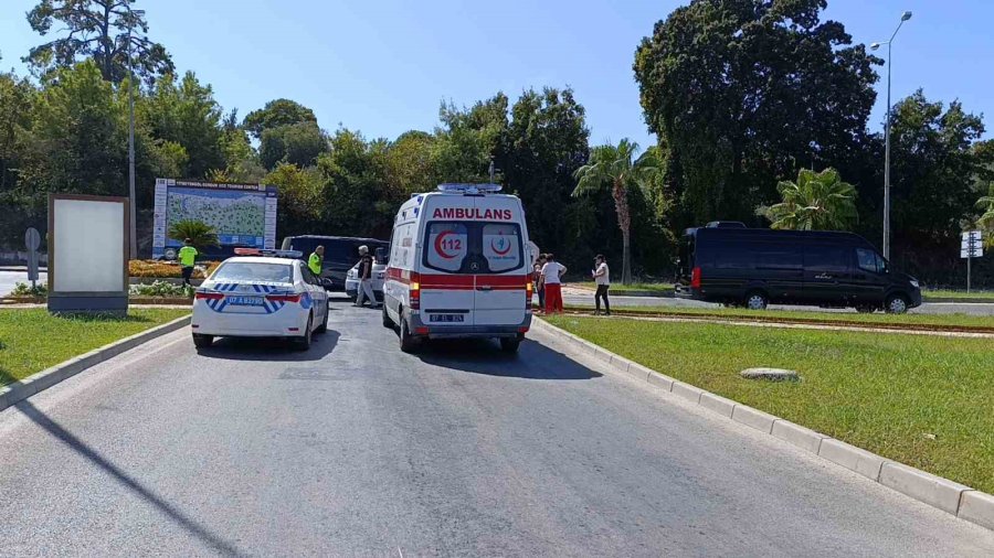 Manavgat’ta Tur Minibüsü İle Otomobil Çarpıştı, Şans Eseri Yaralanan Olmadı