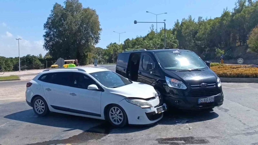 Manavgat’ta Tur Minibüsü İle Otomobil Çarpıştı, Şans Eseri Yaralanan Olmadı