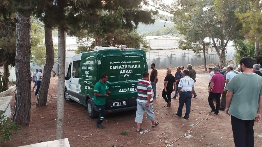 Çöpteki Bidonda Çıplak Cesedi Bulunan Emekli Profesör Defnedildi