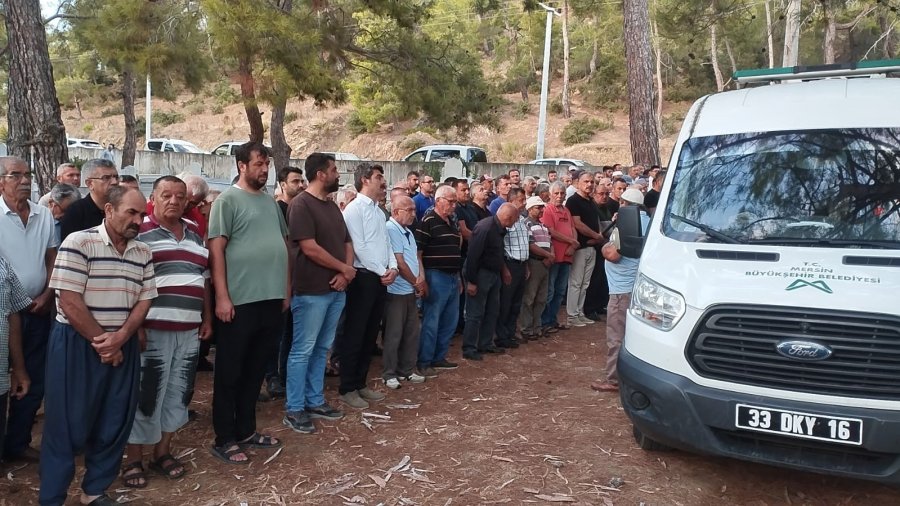 Çöpteki Bidonda Çıplak Cesedi Bulunan Emekli Profesör Defnedildi