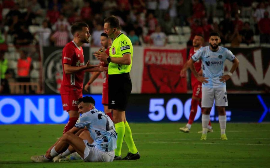 Trendyol Süper Lig: Antalyaspor: 0 - Adana Demirspor: 0 (ilk Yarı)