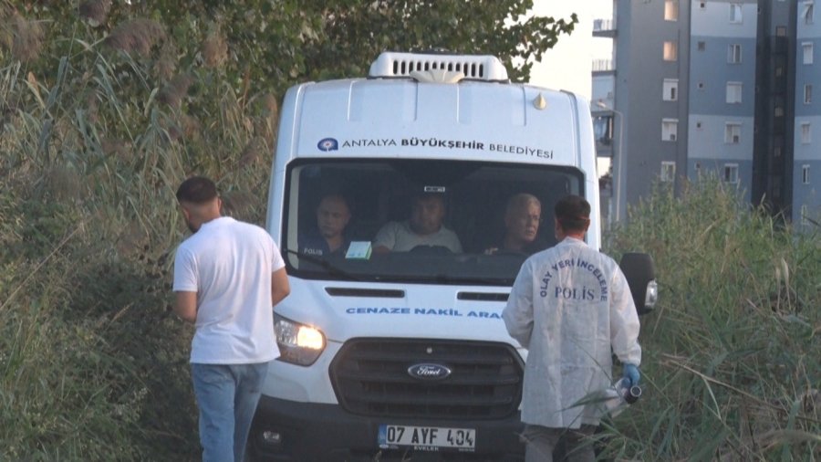 Antalya’da Kanal Kenarında Erkek Cesedi Bulundu